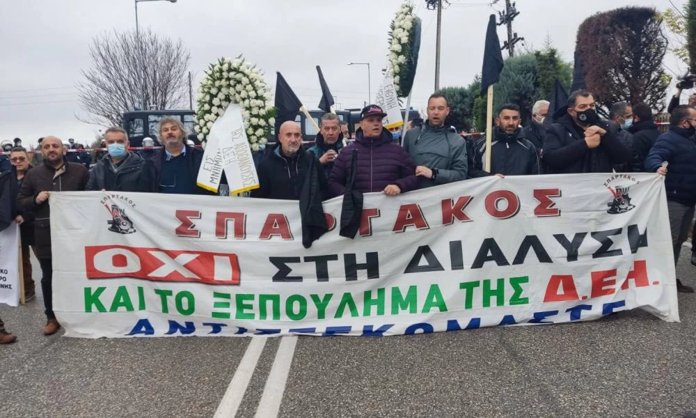 Κοζάνη: Με μαύρες σημαίες και στεφάνια θα υποδεχτούν τον πρωθυπουργό